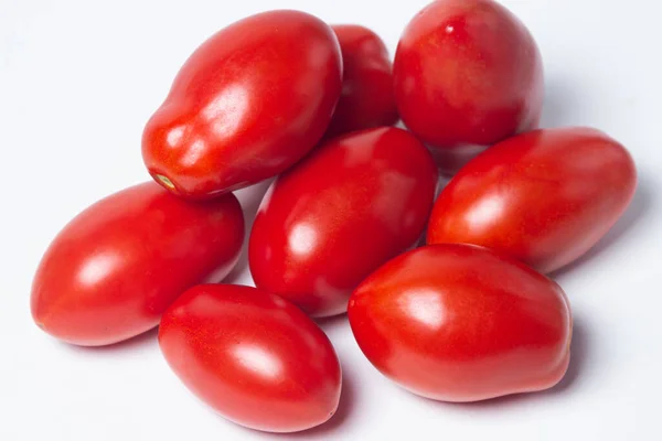 Tomates Fundo Branco Tomates Vermelhos Estão Uma Pilha — Fotografia de Stock