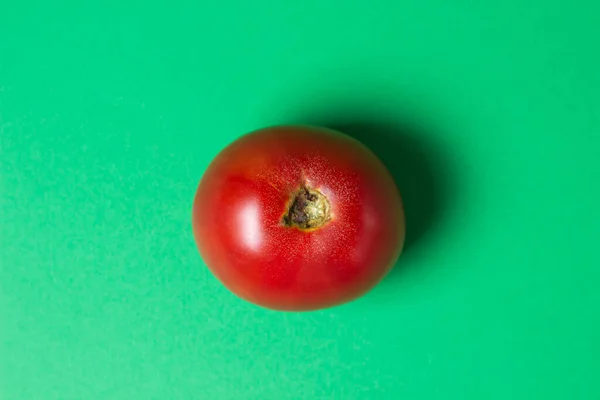 Tomate Sobre Fundo Verde Tomate Vermelho Está Meio Moldura — Fotografia de Stock