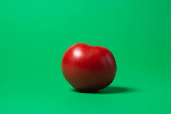 Tomate Sobre Fundo Verde Tomate Vermelho Está Meio Moldura — Fotografia de Stock