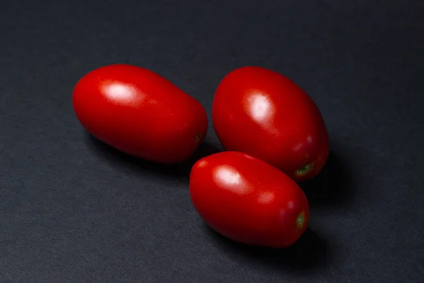 Tomates Sur Fond Noir Trois Tomates Rouges Sont Côte Côte — Photo