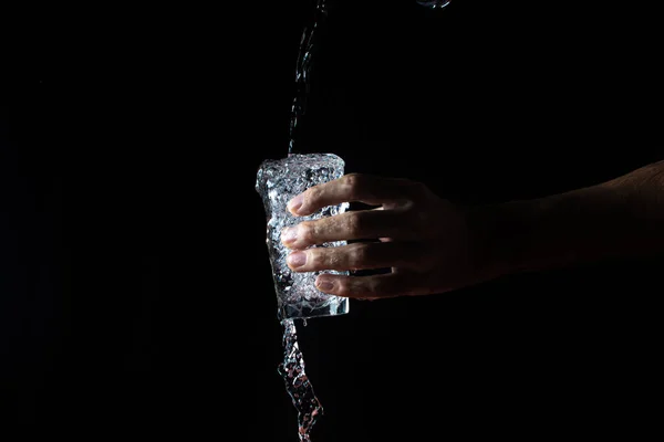 Vatten Svart Bakgrund Ett Glas Som Flödar Över Vatten Vatten — Stockfoto