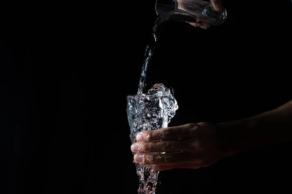 Vatten Svart Bakgrund Ett Glas Som Flödar Över Vatten Vatten — Stockfoto