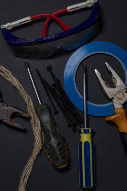 Siyah arka planda çalışan araçlar. Ev geliştirme ya da onarım projeleri için kullanılmış ve kirli iş araçları. El emeği konsepti