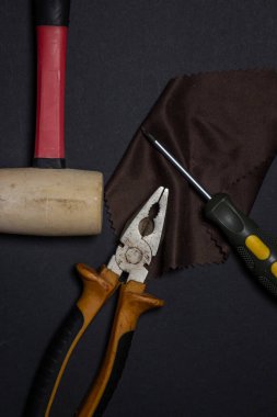 Siyah arka planda çalışan araçlar. Ev geliştirme ya da onarım projeleri için kullanılmış ve kirli iş araçları. El emeği konsepti. 