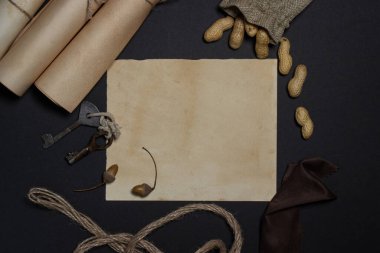 Siyah arkaplan üzerine eski bir kağıt. Yazı ve logo için arka plan. Etrafta antikalar var.