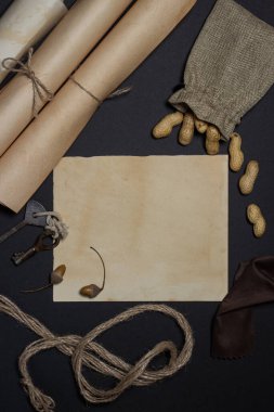 Siyah arkaplan üzerine eski bir kağıt. Yazı ve logo için arka plan. Etrafta antikalar var.