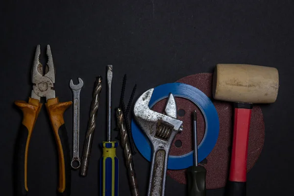 Werktuigen Een Zwarte Achtergrond Gebruikte Vuile Werktuigen Voor Woningverbetering Diy — Stockfoto