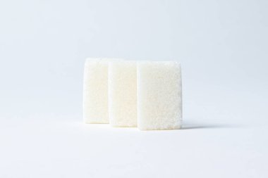 Beyaz arka planda rafine edilmiş şeker. Beyaz şeker küpleri.