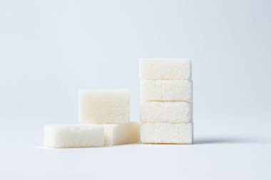 Beyaz arka planda rafine edilmiş şeker. Beyaz şeker küpleri.