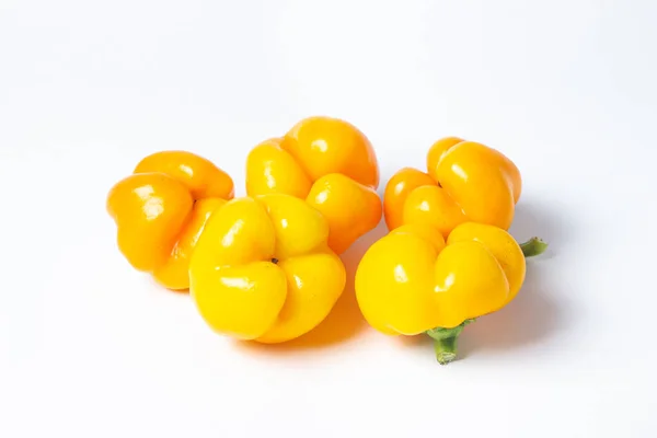 Gul Paprika Vit Bakgrund Flera Gula Paprikor Ligger Bredvid Varandra — Stockfoto