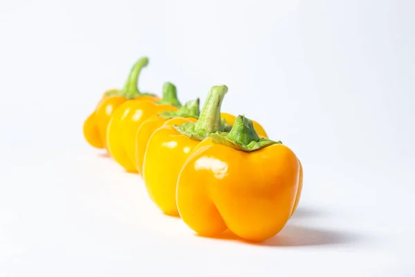 Gele Peper Een Witte Achtergrond Verschillende Gele Paprika Liggen Naast — Stockfoto