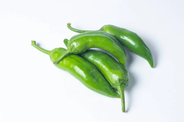 Groene Hete Pepers Een Witte Achtergrond Verschillende Groene Hete Paprika — Stockfoto