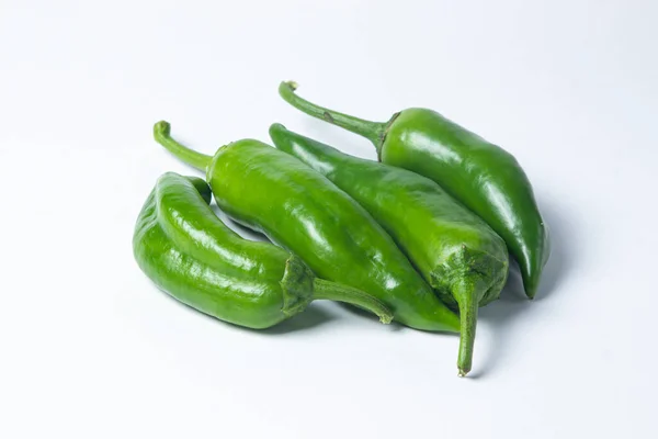 Groene Hete Pepers Een Witte Achtergrond Verschillende Groene Hete Paprika — Stockfoto