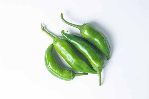 Groene Hete Pepers Een Witte Achtergrond Verschillende Groene Hete Paprika — Stockfoto