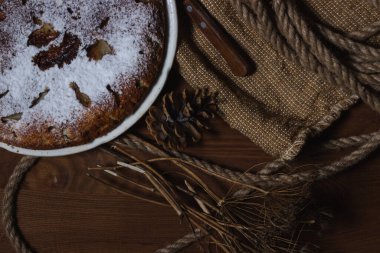 Ev yapımı turta. Elmalı turta üzerine şekerleme serpiştirilmiş. Sonbahar arkaplanda turta. Sonbahar hamur işleri