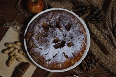 Ev yapımı turta. Elmalı turta üzerine şekerleme serpiştirilmiş. Sonbahar arkaplanda turta. Sonbahar hamur işleri