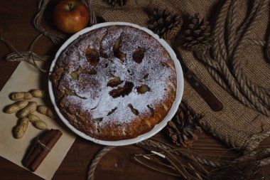 Ev yapımı turta. Elmalı turta üzerine şekerleme serpiştirilmiş. Sonbahar arkaplanda turta. Sonbahar hamur işleri