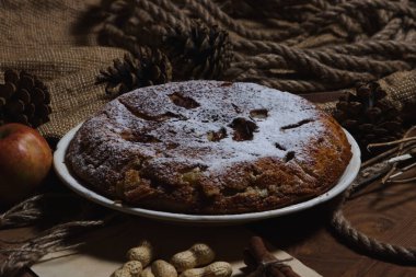Ev yapımı turta. Elmalı turta üzerine şekerleme serpiştirilmiş. Sonbahar arkaplanda turta. Sonbahar hamur işleri