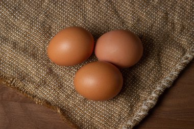 Yumurtalar çuvala kondu. Kahverengi tavuk yumurtası.