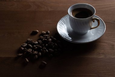 Kahve çekirdekli kahve. Doğal bir kahve. Tahta bir masada kahve.