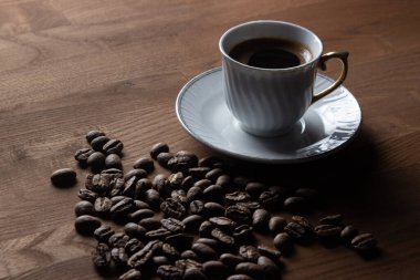 Kahve çekirdekli kahve. Doğal bir kahve. Tahta bir masada kahve.