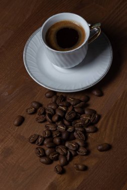 Kahve çekirdekli kahve. Doğal bir kahve. Tahta bir masada kahve.