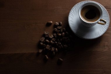 Kahve çekirdekli kahve. Doğal bir kahve. Tahta bir masada kahve.