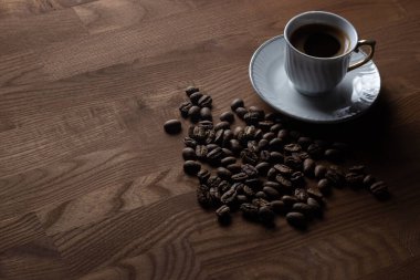 Kahve çekirdekli kahve. Doğal bir kahve. Tahta bir masada kahve.