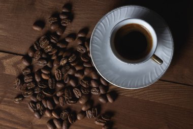 Kahve çekirdekli kahve. Doğal bir kahve. Tahta bir masada kahve.