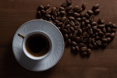 Kahve çekirdekli kahve. Doğal bir kahve. Tahta bir masada kahve.