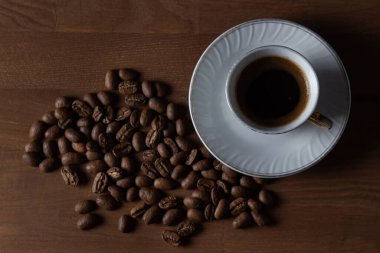 Kahve çekirdekli kahve. Doğal bir kahve. Tahta bir masada kahve.