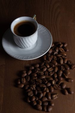 Kahve çekirdekli kahve. Doğal bir kahve. Tahta bir masada kahve.