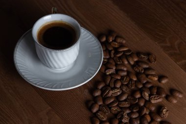 Kahve çekirdekli kahve. Doğal bir kahve. Tahta bir masada kahve.