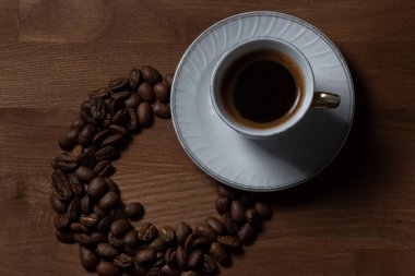 Kahve çekirdekli kahve. Doğal bir kahve. Tahta bir masada kahve.