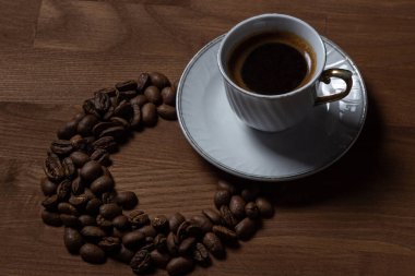 Kahve çekirdekli kahve. Doğal bir kahve. Tahta bir masada kahve.