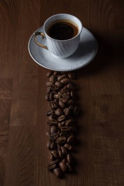 Kahve çekirdekli kahve. Doğal bir kahve. Tahta bir masada kahve.