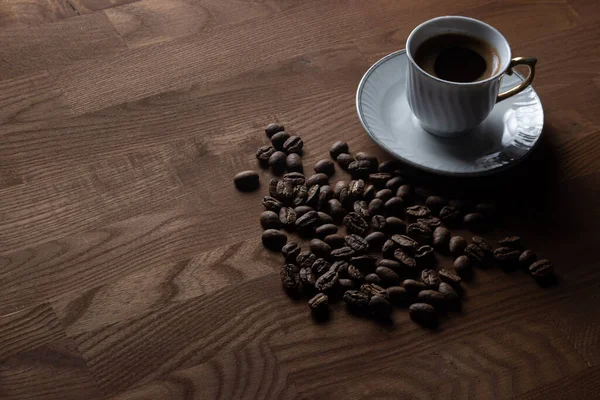 Kahve çekirdekli kahve. Doğal bir kahve. Tahta bir masada kahve.
