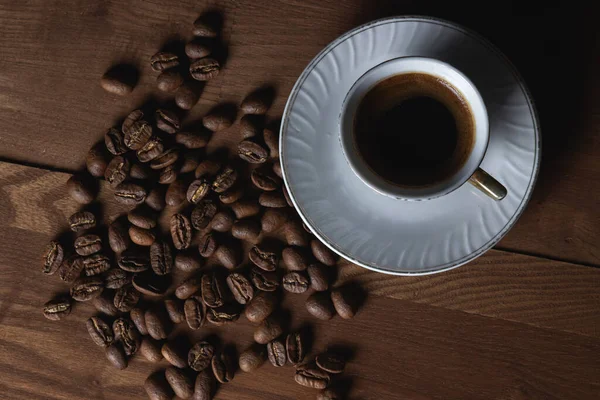 Kahve çekirdekli kahve. Doğal bir kahve. Tahta bir masada kahve.