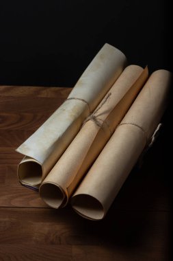 Siyah arka planda eski parşömenler ve kitaplar. Eğitim kavramı.