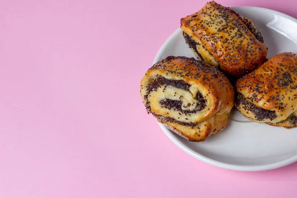 Rolos Com Sementes Papoula Fundo Rosa Cozimento Caseiro Pastelaria Doce — Fotografia de Stock