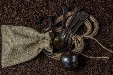 Yaprak çayı. Bol bol çay. çay kaşığı, bir kese ve bir çay topu...