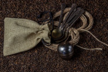 Yaprak çayı. Bol bol çay. çay kaşığı, bir kese ve bir çay topu...