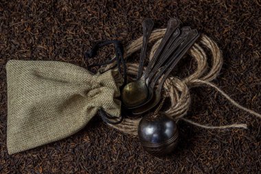 Yaprak çayı. Bol bol çay. çay kaşığı, bir kese ve bir çay topu...