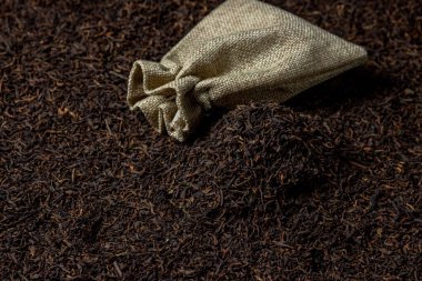 Yaprak çayı. Bol bol çay. Çayın yanında bez poşet var.