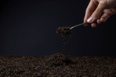 Yaprak çayı. Bol bol çay. Çay kaşığından demlik çay dökülür.