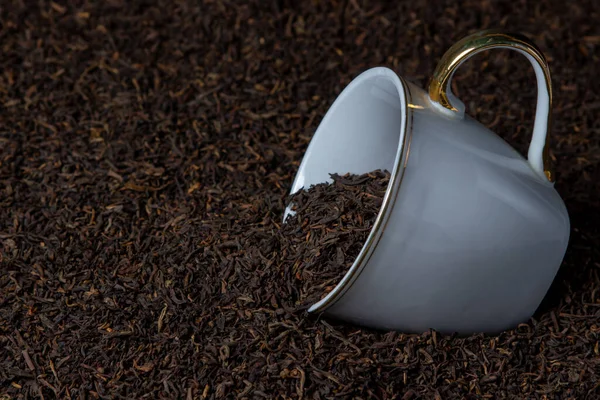 Τσάι Από Φύλλα Τσάι Φύλλων Χυμένο Από Ένα Λευκό Φλιτζάνι — Φωτογραφία Αρχείου