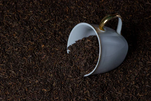 Chá Folhas Chá Folhas Derramado Uma Xícara Branca — Fotografia de Stock