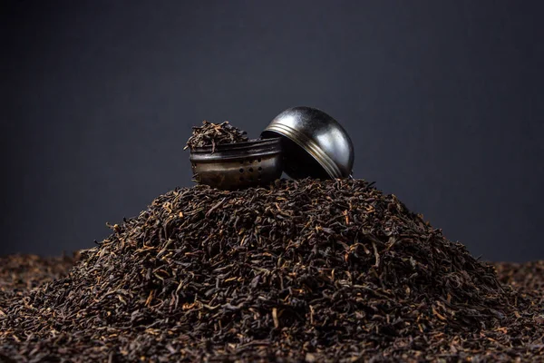Der Tee Aufguss Ball Liegt Auf Einem Haufen Losen Tees — Stockfoto