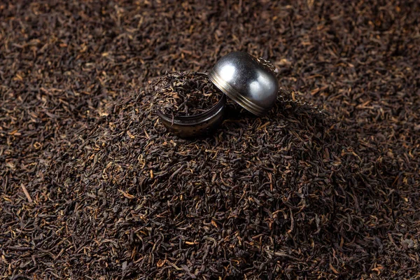 Τσάι Από Φύλλα Μπάλα Έγχυσης Τσαγιού Βρίσκεται Ένα Σωρό Από — Φωτογραφία Αρχείου
