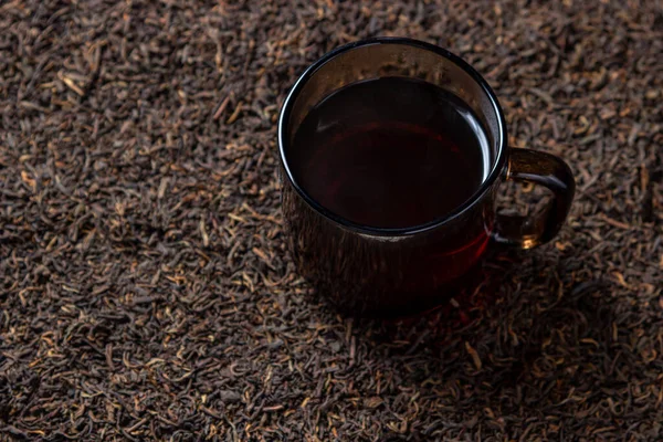 Herbata Liści Dużo Luźnej Herbaty Filiżanka Herbaty Stoi Luźnej Herbacie — Zdjęcie stockowe